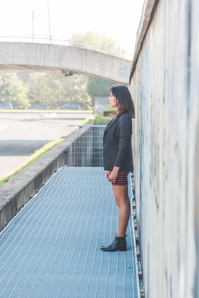 Beautiful girl posing in an urban context — Stock Photo, Image