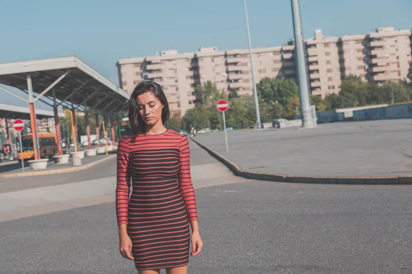 Beautiful girl posing in an urban context — Stock Photo, Image