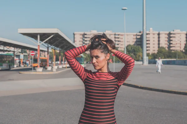 Hermosa chica posando en un contexto urbano — Foto de Stock