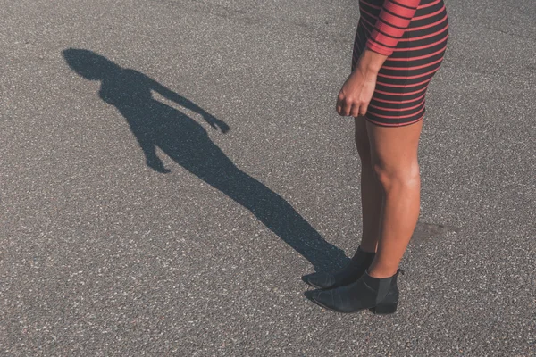 Sombra de una hermosa chica posando en un contexto urbano —  Fotos de Stock
