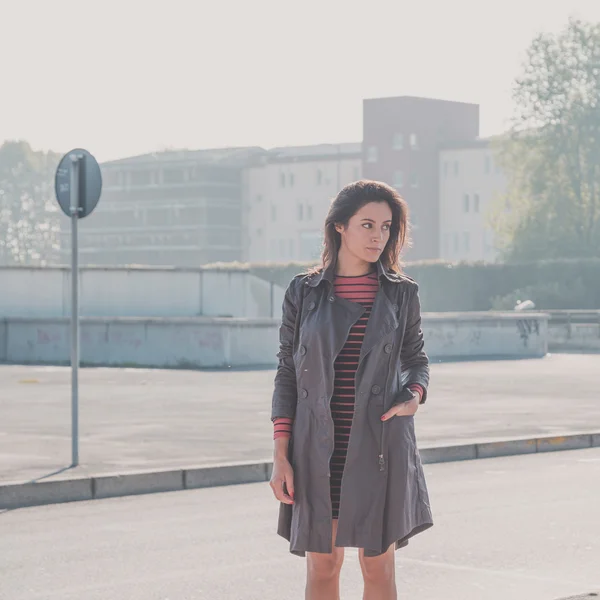 Beautiful girl posing in an urban context — Stock Photo, Image