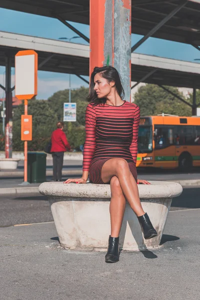 Schönes Mädchen posiert im urbanen Kontext — Stockfoto