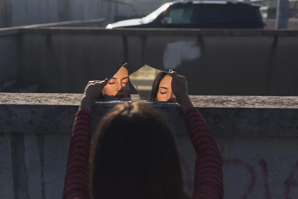 Bella ragazza in posa in un contesto urbano — Foto Stock