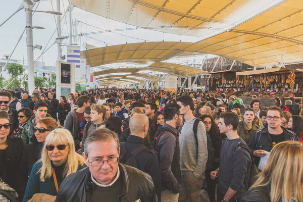 Personas que visitan Expo 2015 en Milán, Italia — Foto de Stock