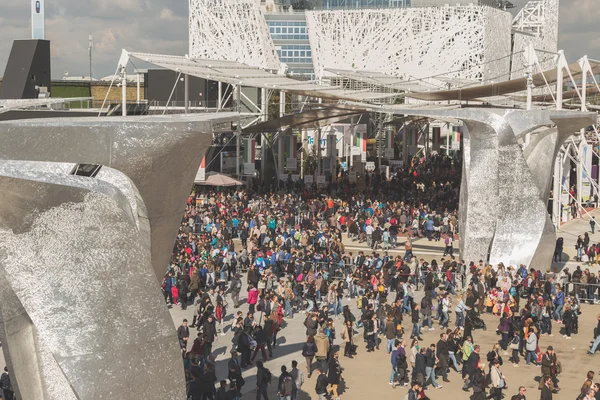 Návštěvníků expo 2015 v Miláně, Itálie — Stock fotografie