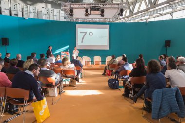 İnsanları Viscom 2015, Milano, İtalya konferans dinlerken