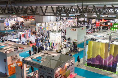 Üstten Görünüm kabinleri ve insanları Viscom 2015, Milano, İtalya
