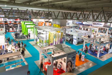 Üstten Görünüm kabinleri ve insanları Viscom 2015, Milano, İtalya