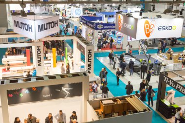 Üstten Görünüm kabinleri ve insanları Viscom 2015, Milano, İtalya