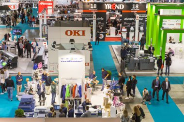 Üstten Görünüm kabinleri ve insanları Viscom 2015, Milano, İtalya