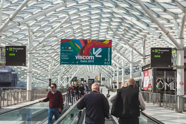 Viscom 2015 ミラノ、イタリアを訪問している人々 — ストック写真