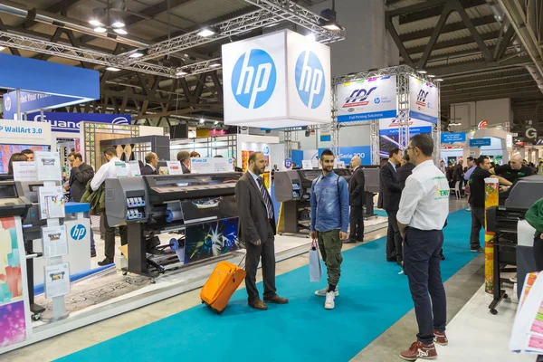 Pessoas que visitam o estande da HP no Viscom 2015 em Milão, Itália — Fotografia de Stock