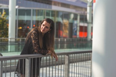 Güzel kadın kentsel bir bağlamda poz