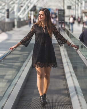 Güzel kadın kentsel bir bağlamda poz