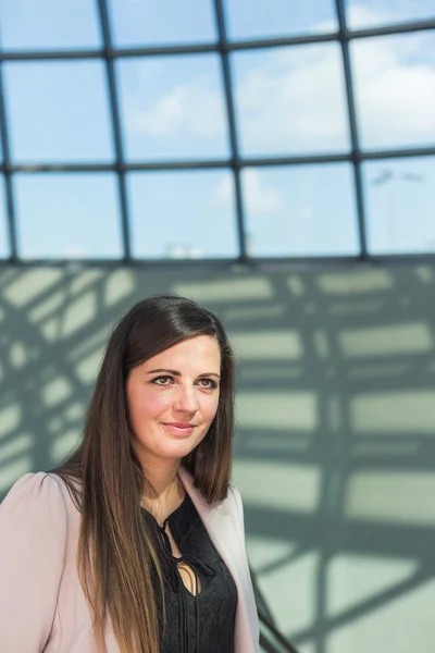 Beautiful woman posing in an urban context — Stock Photo, Image