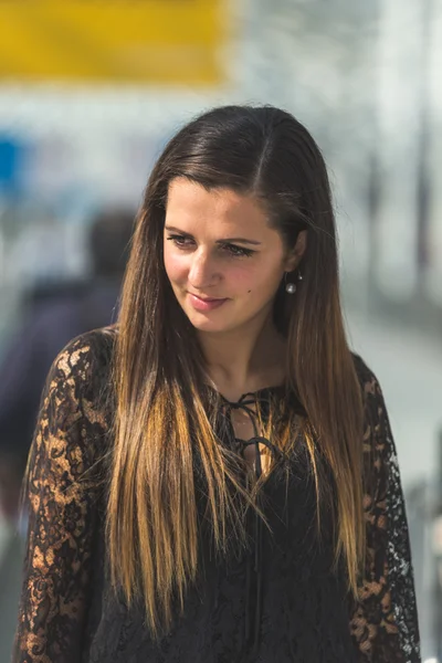 Beautiful woman posing in an urban context — Stock Photo, Image