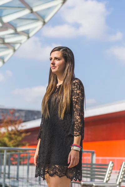 Beautiful woman posing in an urban context — Stock Photo, Image