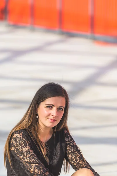 Hermosa mujer posando en un contexto urbano — Foto de Stock