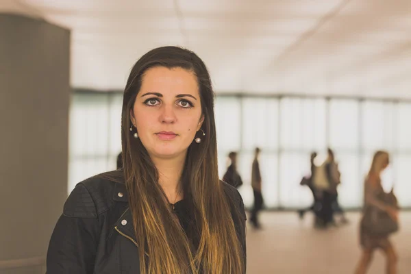 Hermosa mujer posando en un contexto urbano —  Fotos de Stock