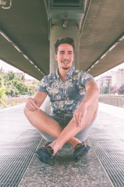 Yakışıklı delikanlı bir metro istasyonu poz