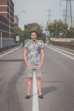 Yakışıklı delikanlı sokağın ortasında poz