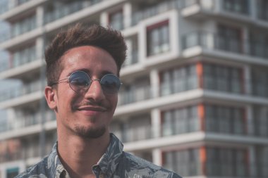 Yakışıklı delikanlı sokağın ortasında poz