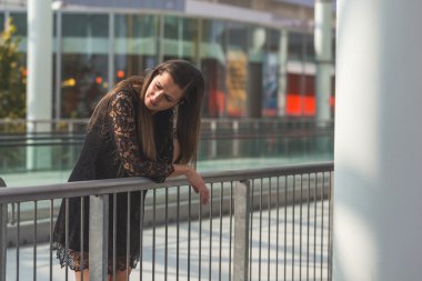 Güzel kadın kentsel bir bağlamda poz