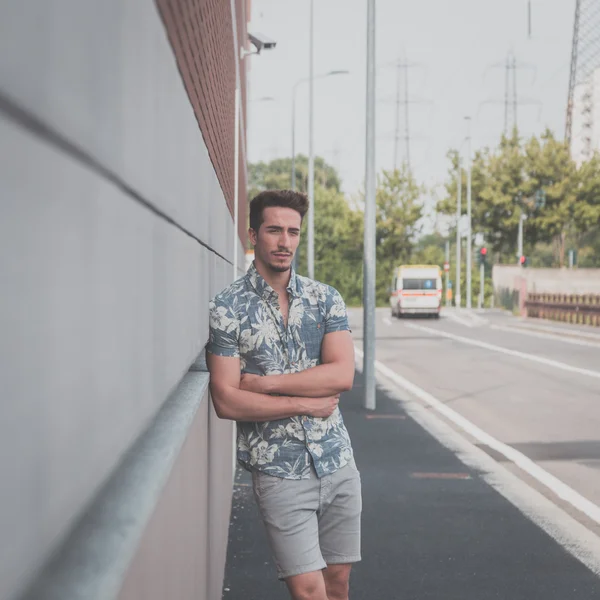 Jovem bonito homem posando na rua — Fotografia de Stock