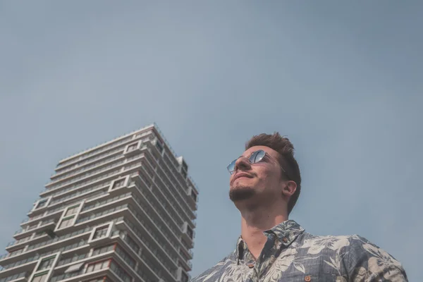 Jovem bonito homem posando na rua — Fotografia de Stock