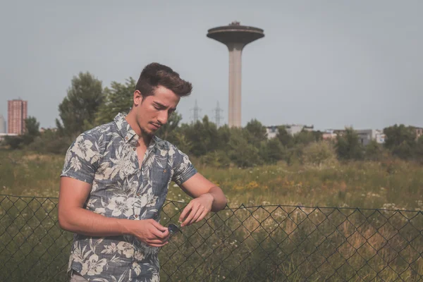 Jovem bonito homem posando na rua — Fotografia de Stock