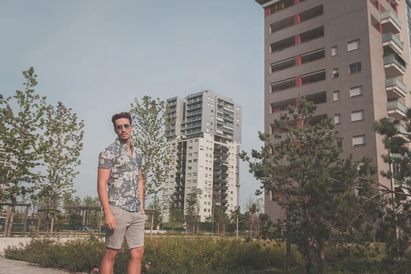 Jovem bonito homem posando na rua — Fotografia de Stock