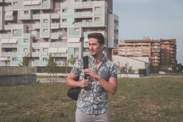 Jovem bonito homem posando na rua — Fotografia de Stock