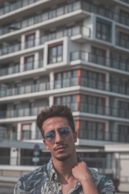 Yakışıklı delikanlı sokağın ortasında poz