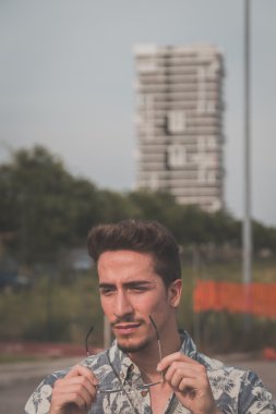 Yakışıklı delikanlı sokağın ortasında poz
