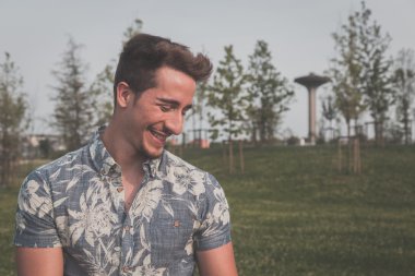 Yakışıklı delikanlı sokağın ortasında poz