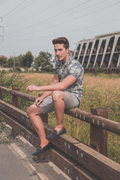 Jovem bonito homem posando na rua — Fotografia de Stock