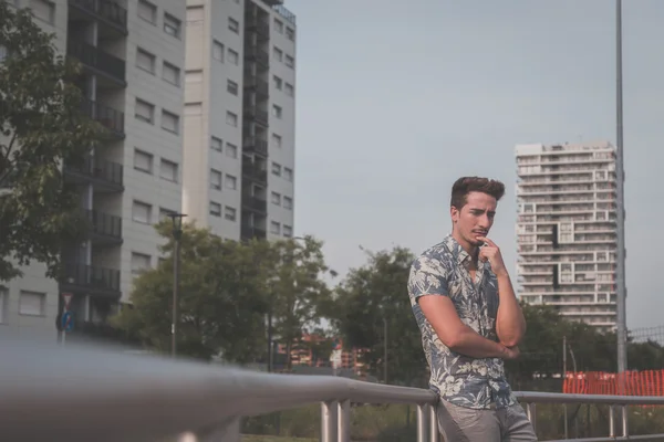 Joven hombre guapo posando en la calle — Foto de Stock