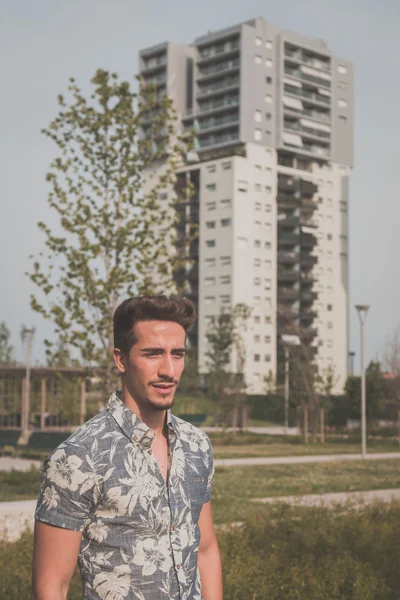 Jovem bonito homem posando na rua — Fotografia de Stock