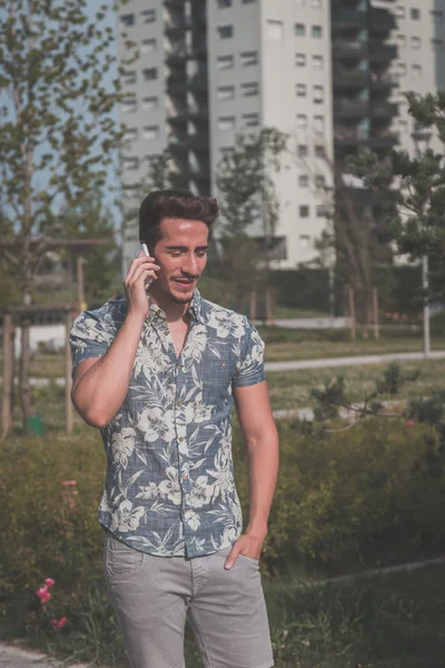 Joven hombre guapo posando en la calle — Foto de Stock