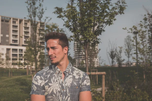 Jovem bonito homem posando na rua — Fotografia de Stock