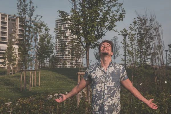 Jovem bonito homem posando na rua — Fotografia de Stock