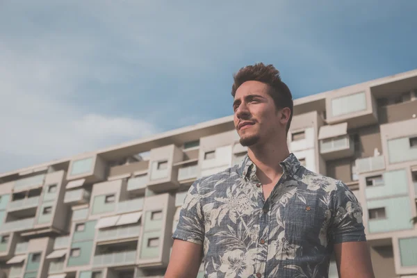 Jovem bonito homem posando na rua — Fotografia de Stock