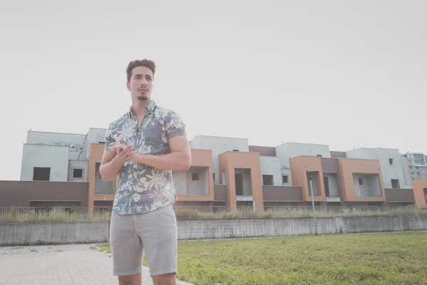 Jovem bonito homem posando na rua — Fotografia de Stock