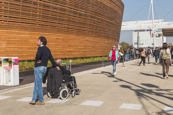 Personas que visitan Expo 2015 en Milán, Italia — Foto de Stock