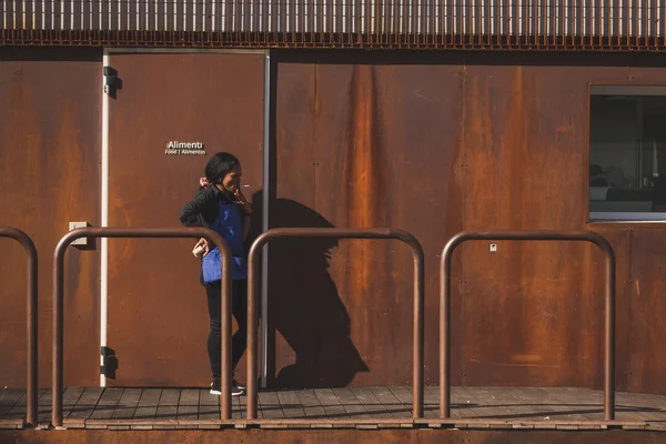 Woman smoking a cigarette at Expo 2015 in Milan, Italy — 图库照片