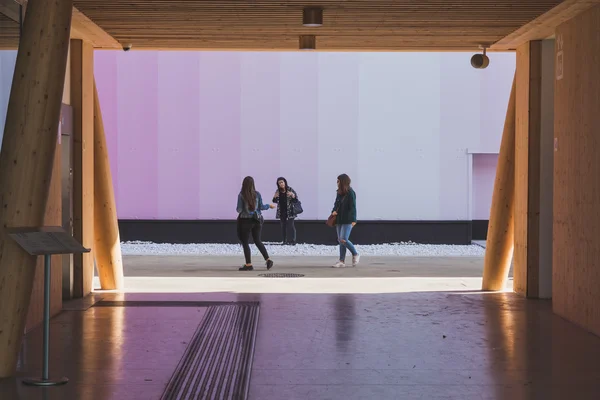 Personnes visitant Expo 2015 à Milan, Italie — Photo