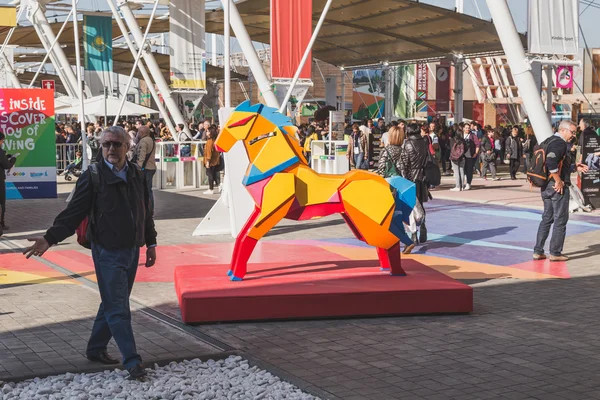 Pessoas que visitam a Expo 2015 em Milão, Itália — Fotografia de Stock