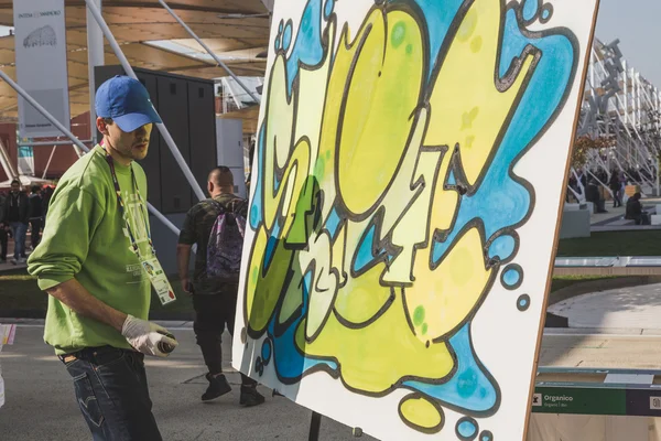 Street artist performing at Expo 2015 in Milan, Italy — Stock Photo, Image