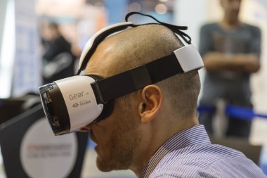 Sanal gerçeklik kulaklık Sicurezza, Internationa adlı çalışan insanlar