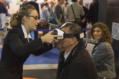 Sanal gerçeklik kulaklık Sicurezza, Internationa adlı çalışan insanlar